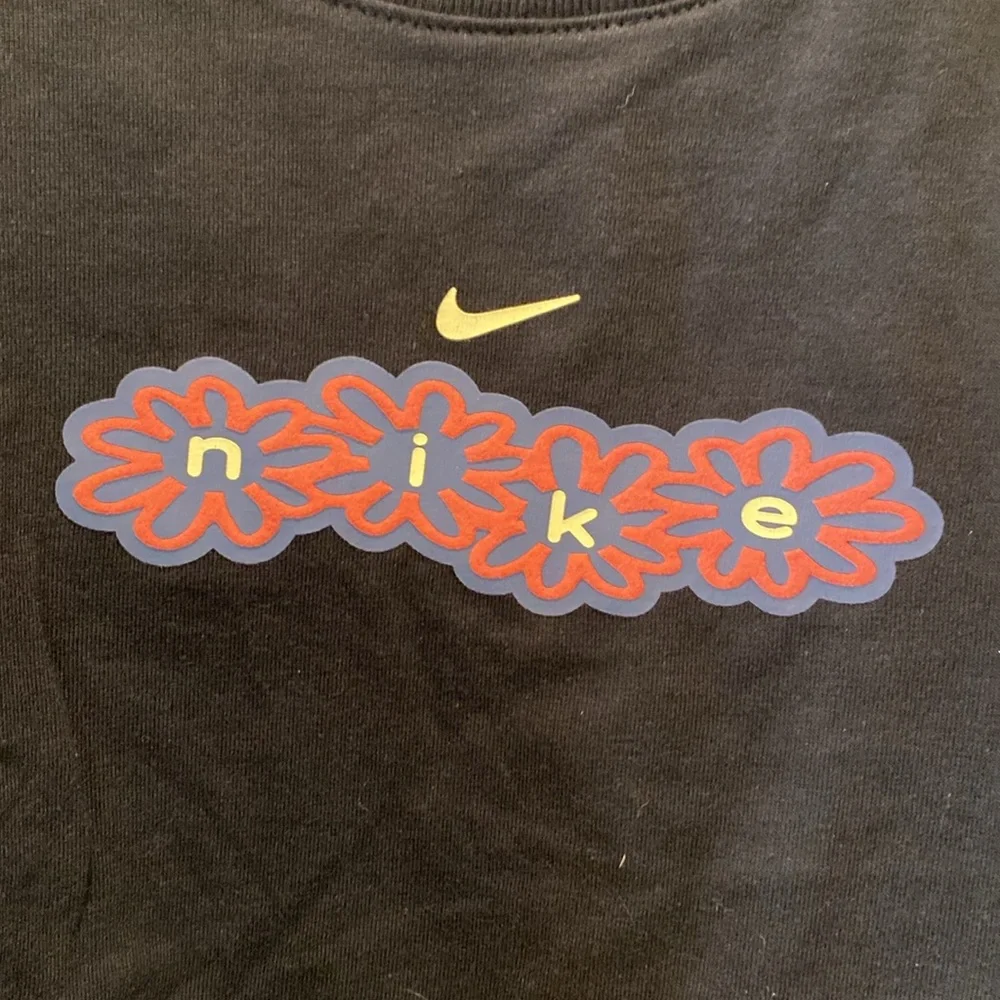 The Nike Tee.  Kids Small.  Nike design across‎ front.